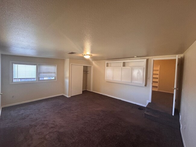Building Photo - Affordable in Northwest Hanford with central air