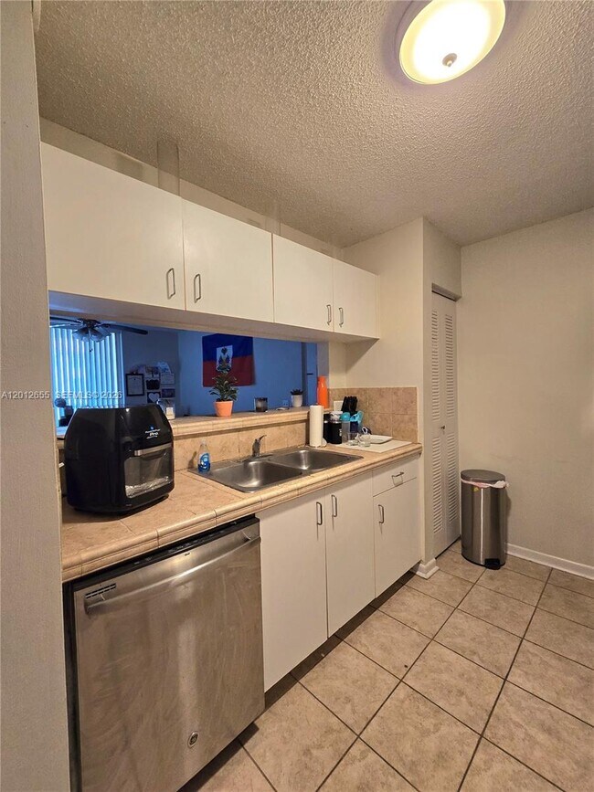 Foto del edificio - 1715 Village Blvd