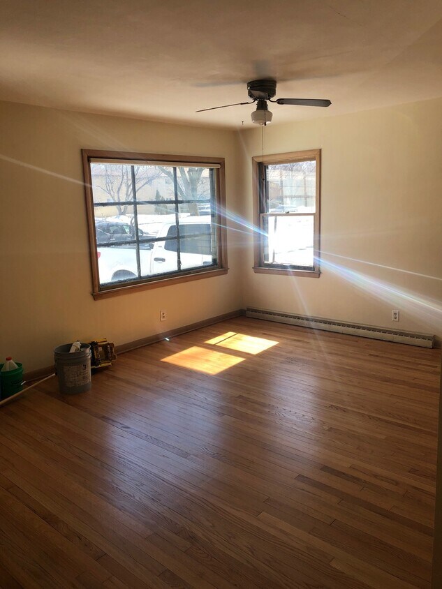 Primary Photo - Nice 3 Bedroom Single Family Home w/ off s...