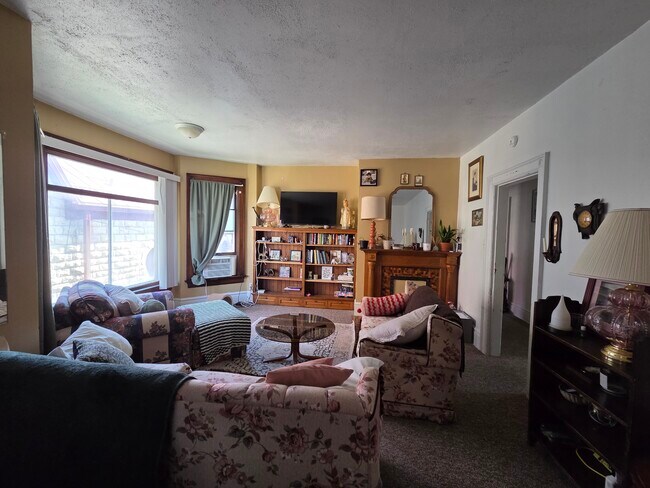 Foto del edificio - 165 W Broadway St