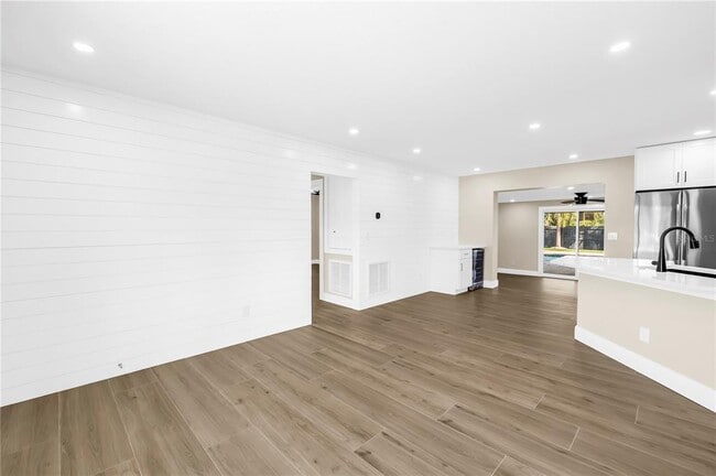 Foto del edificio - 4891 Venetian Blvd NE