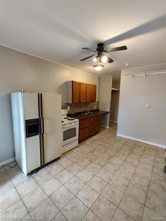 Foto del edificio - 9410 Elizabeth Lake Rd