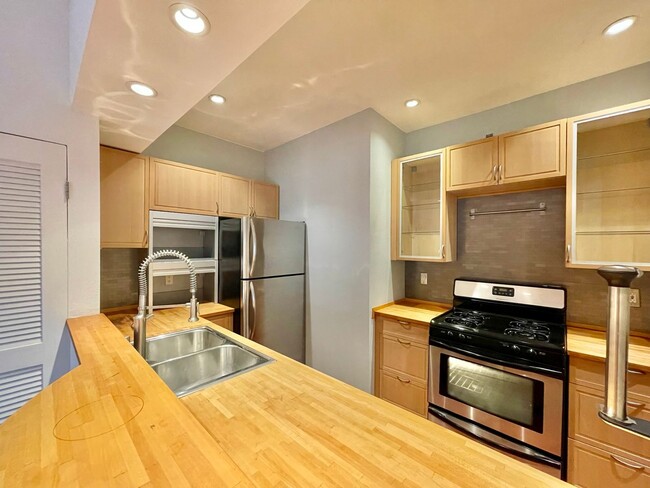 Foto del edificio - Spacious 1/1 Goleta Condo with Amenities!