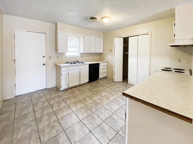 Building Photo - 105 E Wolfcamp Dr