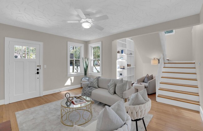 Foto del edificio - Pre-Leasing for the 26-27 School Year! - C...