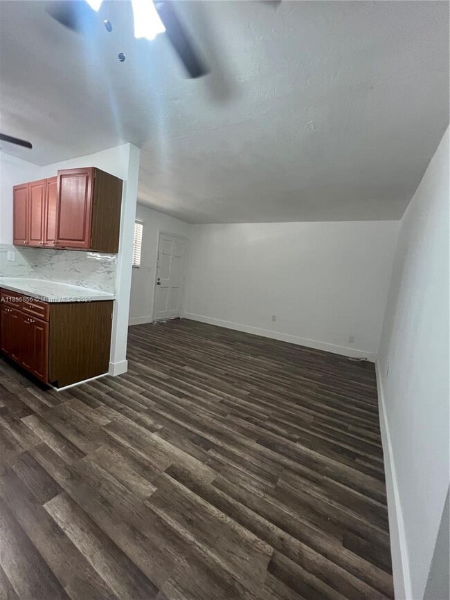 Foto del edificio - 7130 W 11th Ct