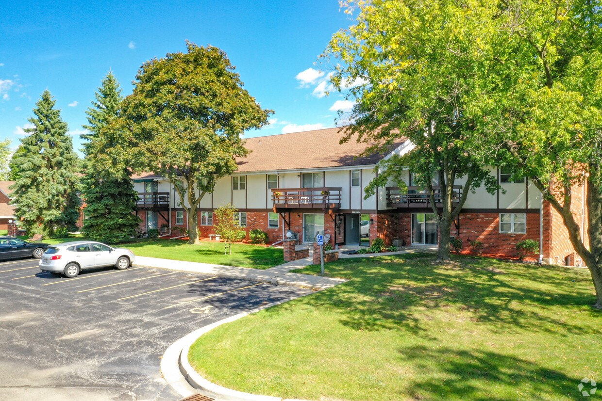 Building Photo - W159N8326 Apple Valley Dr