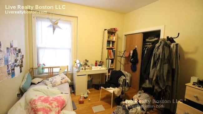 Building Photo - 448 Park Dr