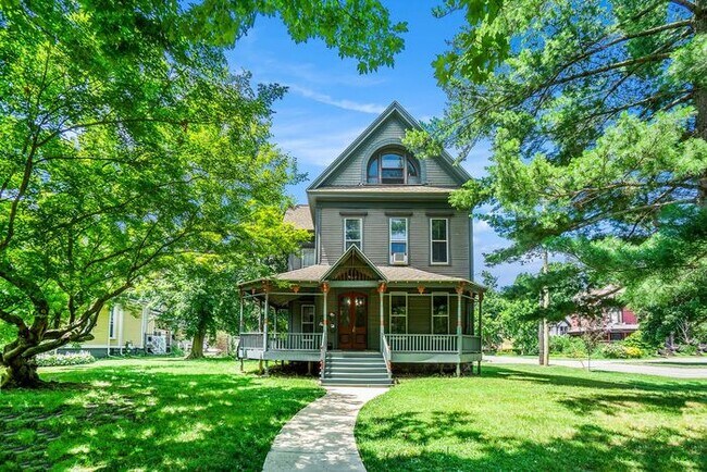 Building Photo - $1295 Furnished 1 Bed 1 Bath in Downtown's Beautiful Stuart Neighborhood - Ask about our Security...