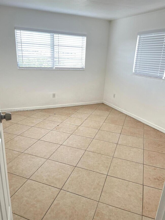 Foto del edificio - 7410 SW 82nd St