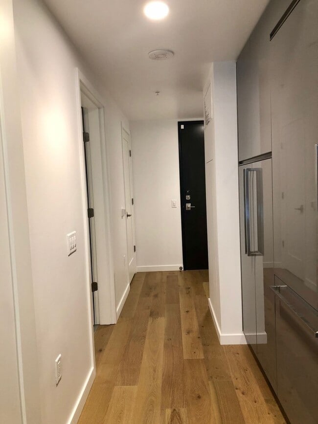 Building Photo - 1 Bedroom Unit at the Nexus Condominiums!