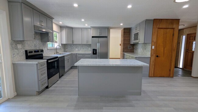 Building Photo - Spacious 4Bed/3Bath House Home in El Cerrito!