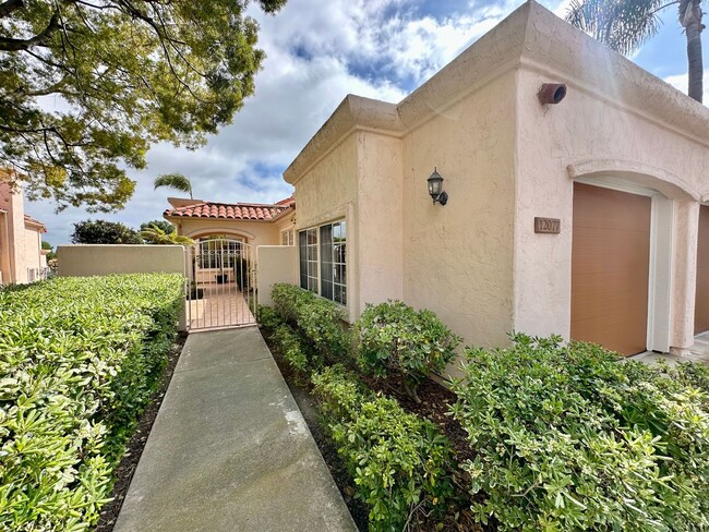 Building Photo - Beautiful Home in Gated Community of Los R...