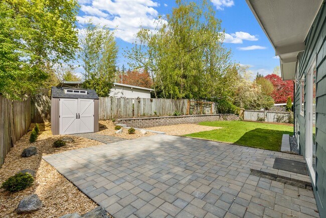 Building Photo - Beautiful 4 bed, 2 bath trilevel in Lake H...