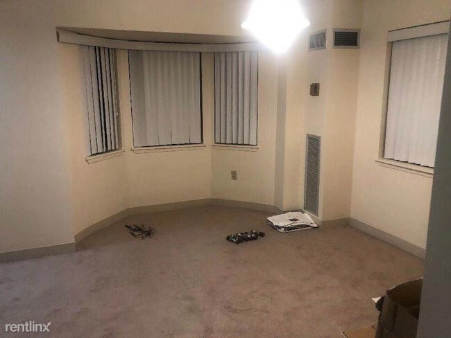 Building Photo - 1 br, 1 bath Apartment - 15 S Point Drive