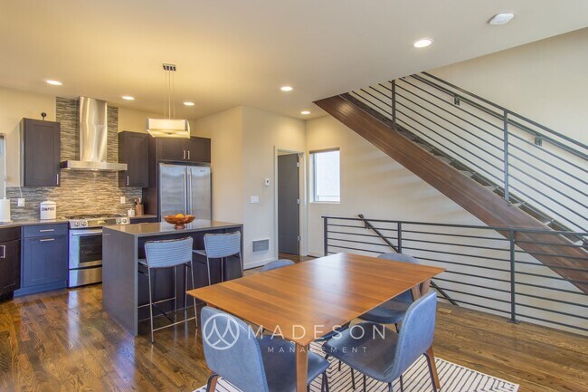 Building Photo - Elegant Townhouse Two Blocks from Green Lake Park!