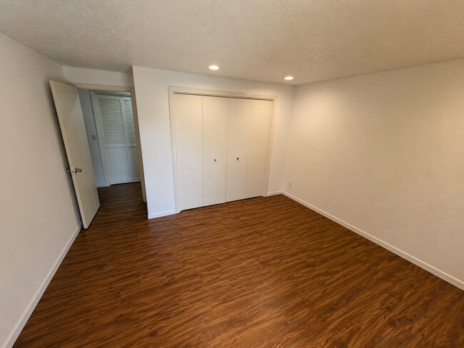 Dormitorio de la planta baja - 6069 Fircrest St SE
