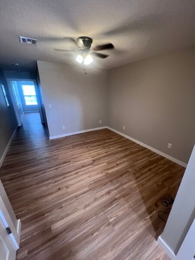 Foto del edificio - One Bedroom at Limestone Estates