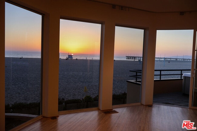 Building Photo - 3505 Ocean Front Walk