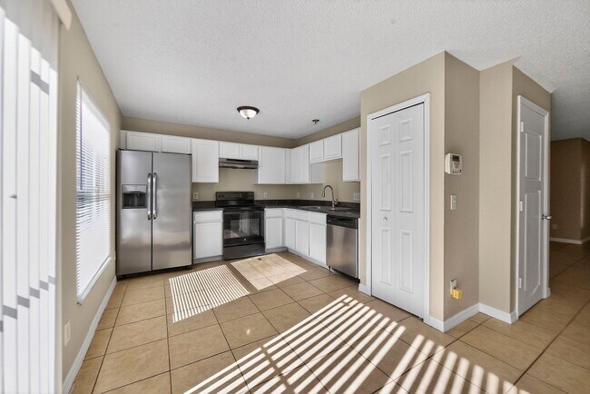 Foto del edificio - MUST SEE!! Huge 4 Bedroom / 2 Bath Single Family Home For Rent - SECTION EIGHT ACCEPTED