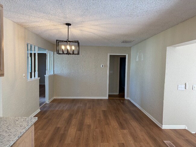 Building Photo - 1818 S Ash Pl
