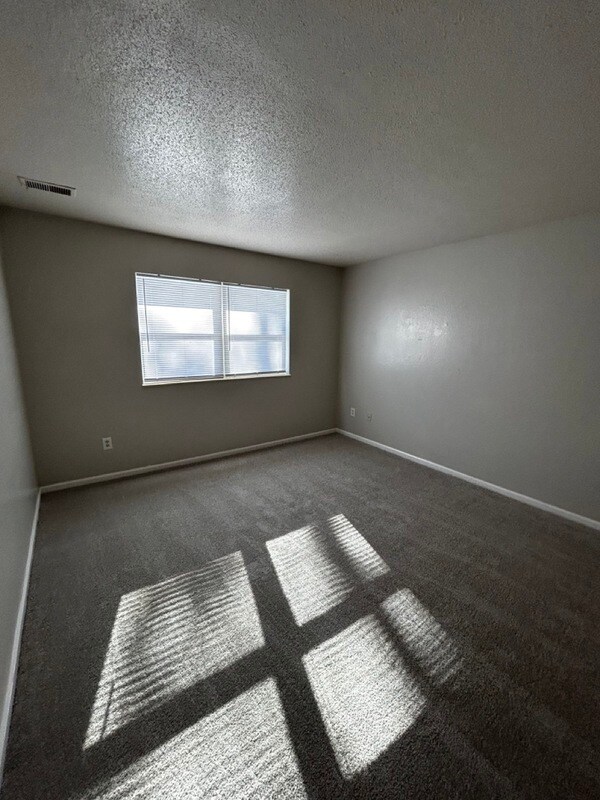 Building Photo - 1415 W Maple Ave