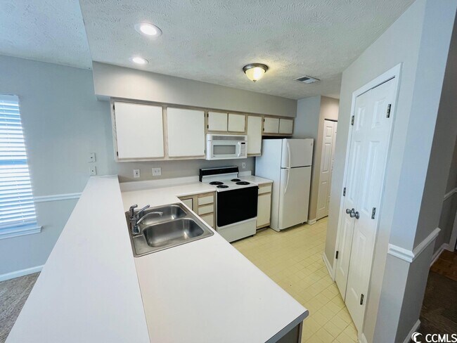 Building Photo - 640 Waterway Village Blvd