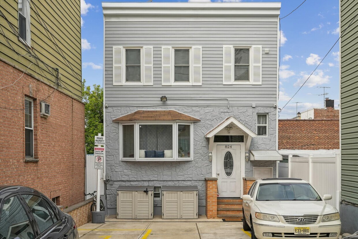 Primary Photo - 824 28th St