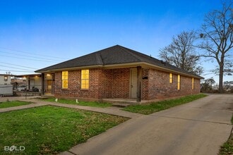 Building Photo - 1719 Lakeshore Dr