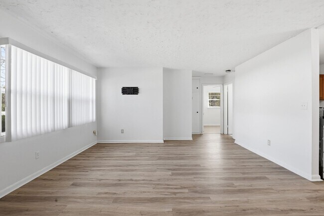 Building Photo - Prime NW Location!