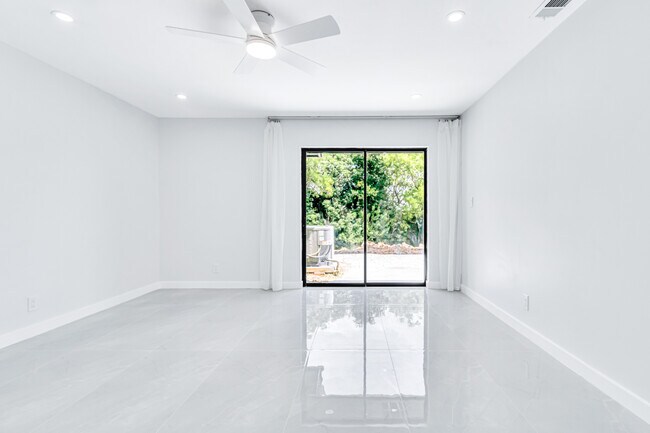 Building Photo - 8957 NW 44th Ct