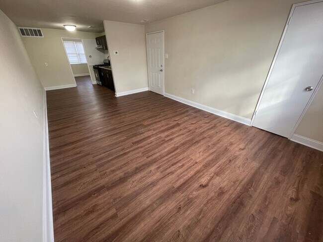 Foto del edificio - NEWLY RENOVATED 1 BEDROOM 1 BATHROOM APART...