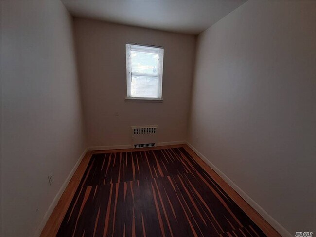 Foto del edificio - 67-16-67-48 48th Ave