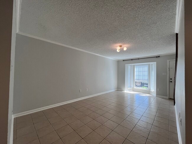 Building Photo - 402 Longwood Ct