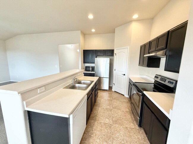 Building Photo - Move in ready home on Keagster