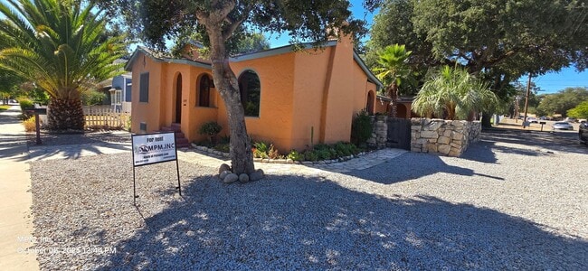 Building Photo - 3 Bedroom 1.5 bath with large basement  and carport.