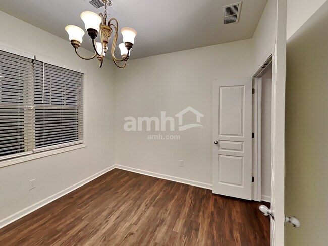 Foto del edificio - 308 Downing Creek Trl