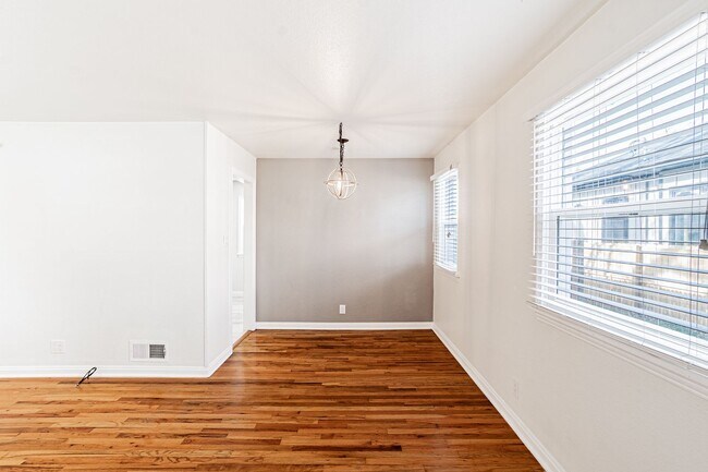 Foto del edificio - Remodeled 2 Bed 1 Bath Englewood Gem with ...