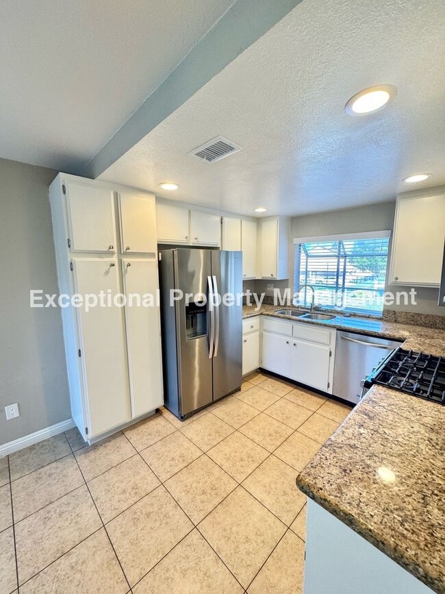 Foto del edificio - Ready to move in 2 bedroom 3 bath home!