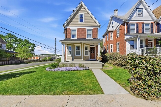 Charming Updated 4B/2.5B Home with Fenced Yard & Parking Included - Charming Updated 4B/2.5B Home with Fenced Yard & Parking Included