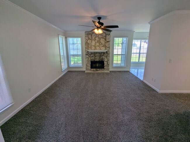 Building Photo - 104 Kings Ct