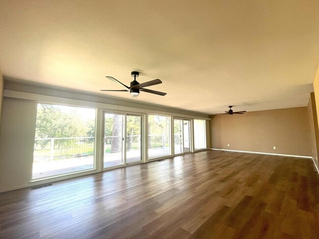 Building Photo - 3/2 plus a large bonus room-Home on golf c...