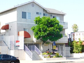 Building Photo - 14826 Magnolia Blvd