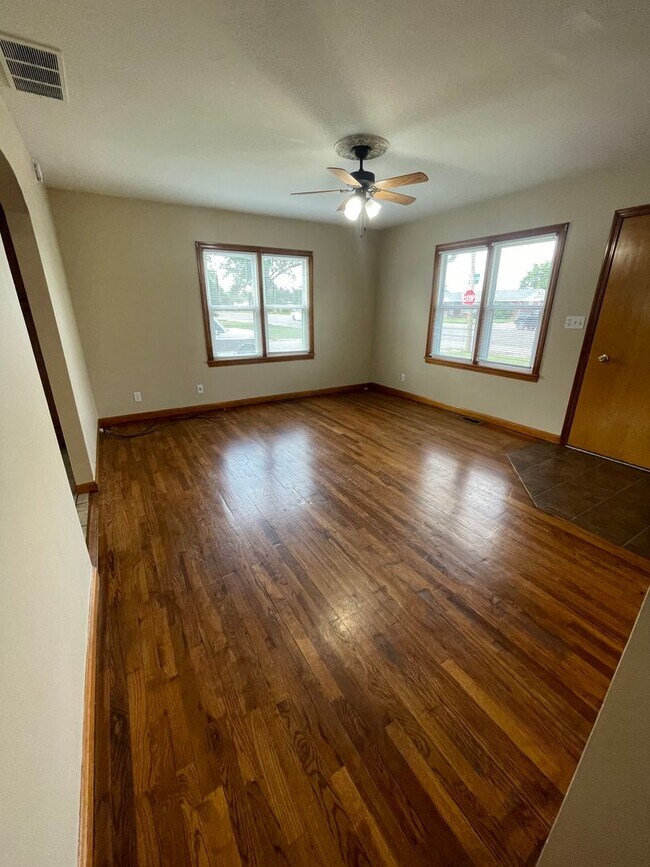 Building Photo - 3 Bedroom, 1 bathroom House with Double De...