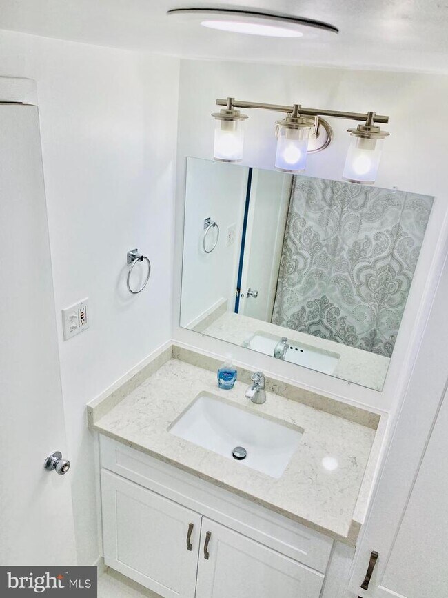 Foto del edificio - 5500 Friendship Blvd