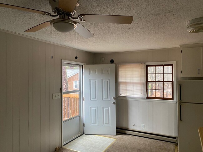 Building Photo - Lease Takeover: Cute 1-bedroom apartment in Carrboro