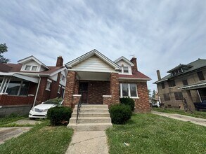 Building Photo - 11125 Cloverlawn Ave
