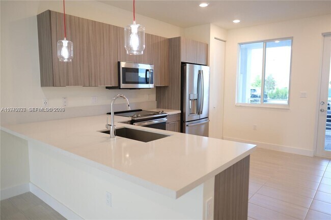 Foto del edificio - 6416 NW 102nd Ct