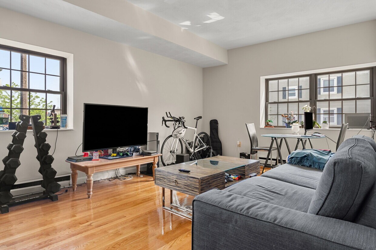 Foto principal - 191 Bunker Hill St