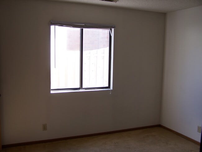 Building Photo - 924 Garfield St